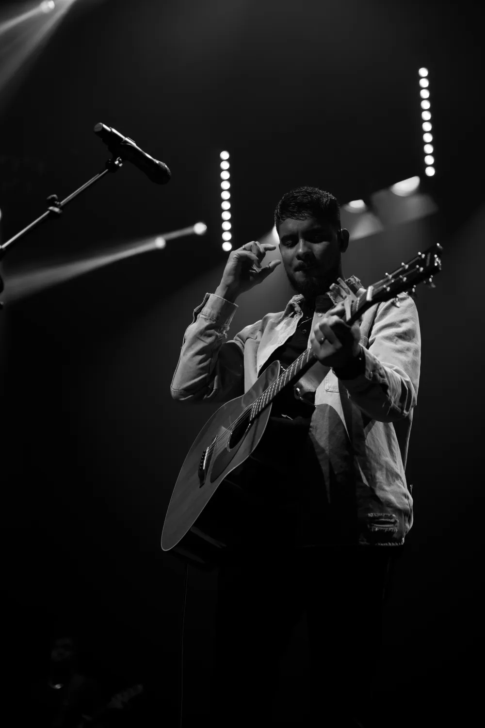 Will Abriel à la guitare, portrait en noir et blanc