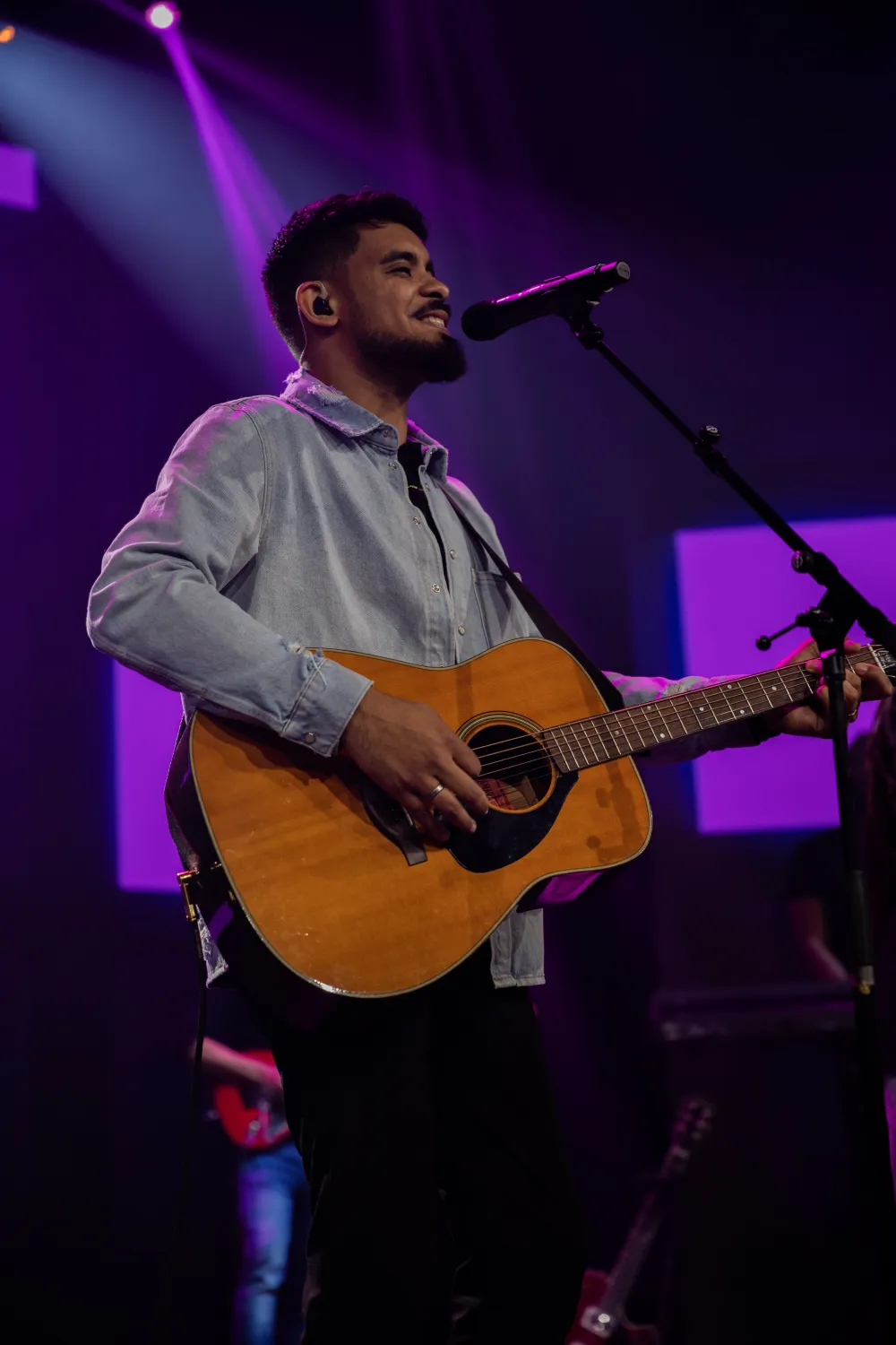 Will Abriel à la guitare sur scène